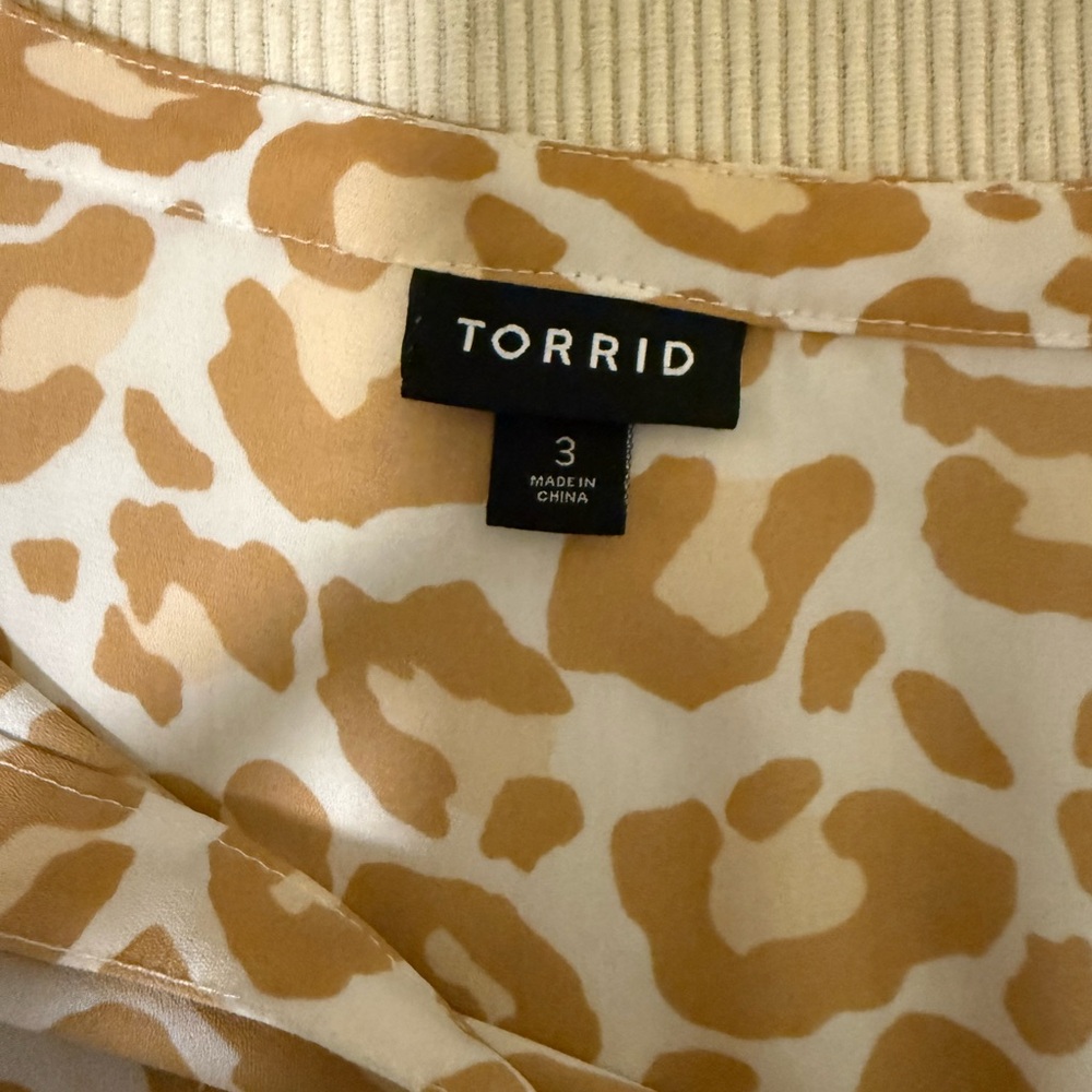 Torrid Size 3 Leopard Print Split Neck Blouse Plu… - image 4